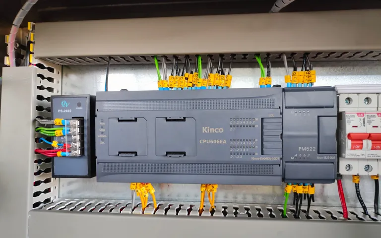 Controller with expansion modules above a terminal rail in a filling-line cabinet
