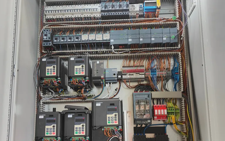 Four drives mounted in one cabinet above a row of breakers