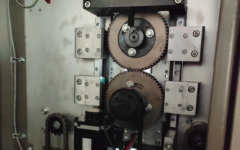 Servo gear drive mounted on the frame of a packaging machine
